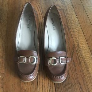 Ellen Tracy brown high heels shoes with nice detail in front.